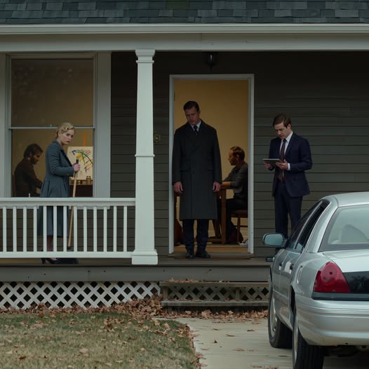 12 évvel ezelőtt a férjem elhagyta autista fiát egy másik nőért. Egyedül neveltem fel a fiút. 17 évesen az egyik festménye 3,9 millió dollárért kelt el. Aztán visszajött – egy ügyvéddel, és részesedést kért. Azt mondtam az ügyvédemnek: „Hadd beszéljen.” De a mostohafiam nyugodtan suttogta: „HADJ ÉN ELLENŐRIZEM.” – Hírek