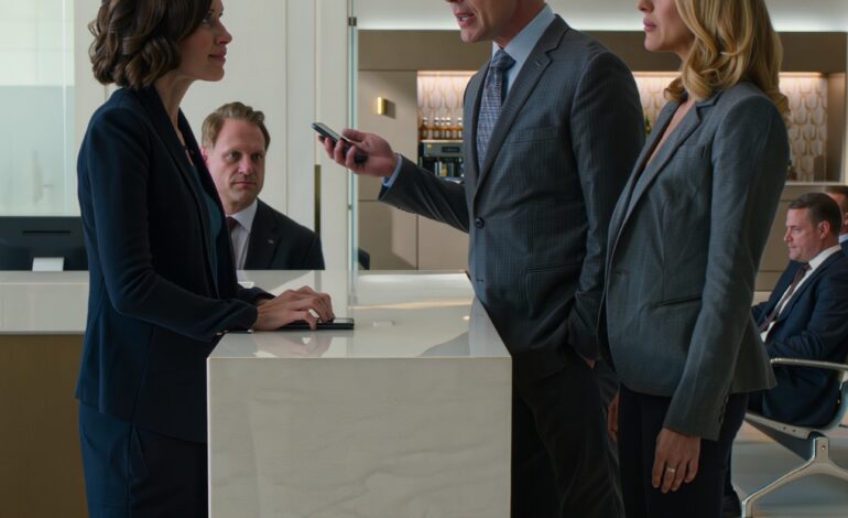 A családom évekig megszakította velem a kapcsolatot, aztán besétáltak a belvárosi ügyvédi irodámba, úgy tettek, mintha oda tartoznának. Apám megvárta, amíg az ügyfelek hallani tudják, letett egy mappát az asztalra, és azt mondta: „Tegyen meg még ma ügyvezető partnernek… vagy felhívom az épület tulajdonosát, és bezáratnak.” Anyukám elmosolyodott. Nyugodt maradtam, és azt mondtam: „Persze, hívja fel.” Kihangosítottam… Erre a tulajdonos azt mondta: „ERRE A HÍVÁSRA VÁRTAM…” – Hírek