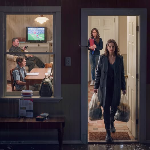 Éppen a munkából hazafelé cipeltem a csomagjaimat és buszt váltottam, miközben a férjem két évet töltött a kanapén, de egy beszélgetés, amit a buszon kihallgattam, mindent megváltoztatott… – Hírek