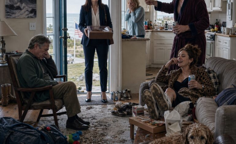 A szüleimnek egy 425 000 dolláros tengerparti kastélyt ajándékoztam az 50. házassági évfordulójukra. Amikor megérkeztem, anyám sírt, apám remegett – a nővérem családja átvette az irányítást. A férje odalépett apámhoz, az ajtóra mutatott, és azt kiáltotta: „Ez az én házam, menj ki!” A nővérem nevetett… amíg be nem léptem, és csend lett.